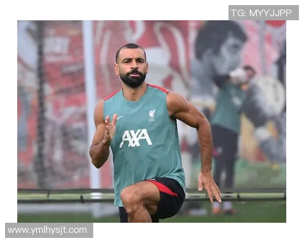 足球明星长胖后对比照高清呈现引发球迷热议与关注